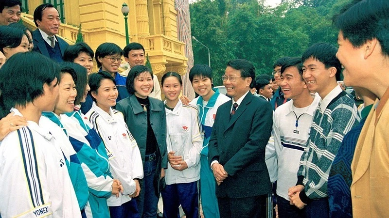 Chủ tịch nước Trần Đức Lương gặp gỡ tài năng trẻ trong các lĩnh vực giáo dục, văn hóa, nghệ thuật và thể thao (Hà Nội, 23/1/2000).