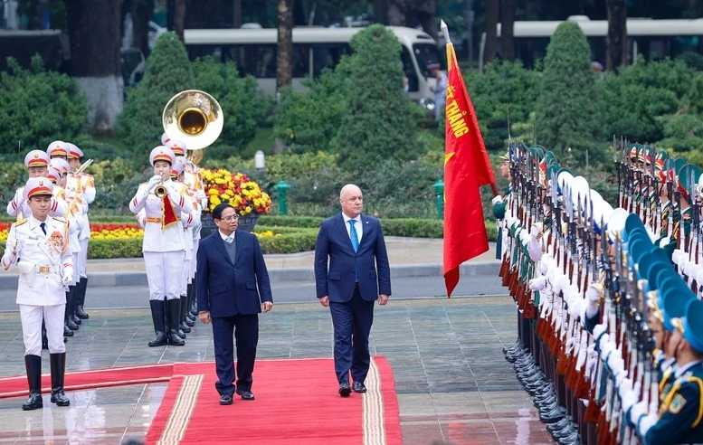 Thủ tướng Phạm Minh Chính và Thủ tướng Christopher Luxon duyệt Đội danh dự Quân đội nhân dân Việt Nam.