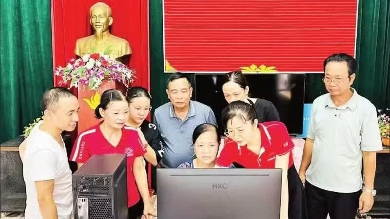 Đào tạo các thủ tục liên thông tại Tổ dân phố số 4, phường Trung Sơn, tỉnh Ninh Bình. (Ảnh: THÁI HÒA)