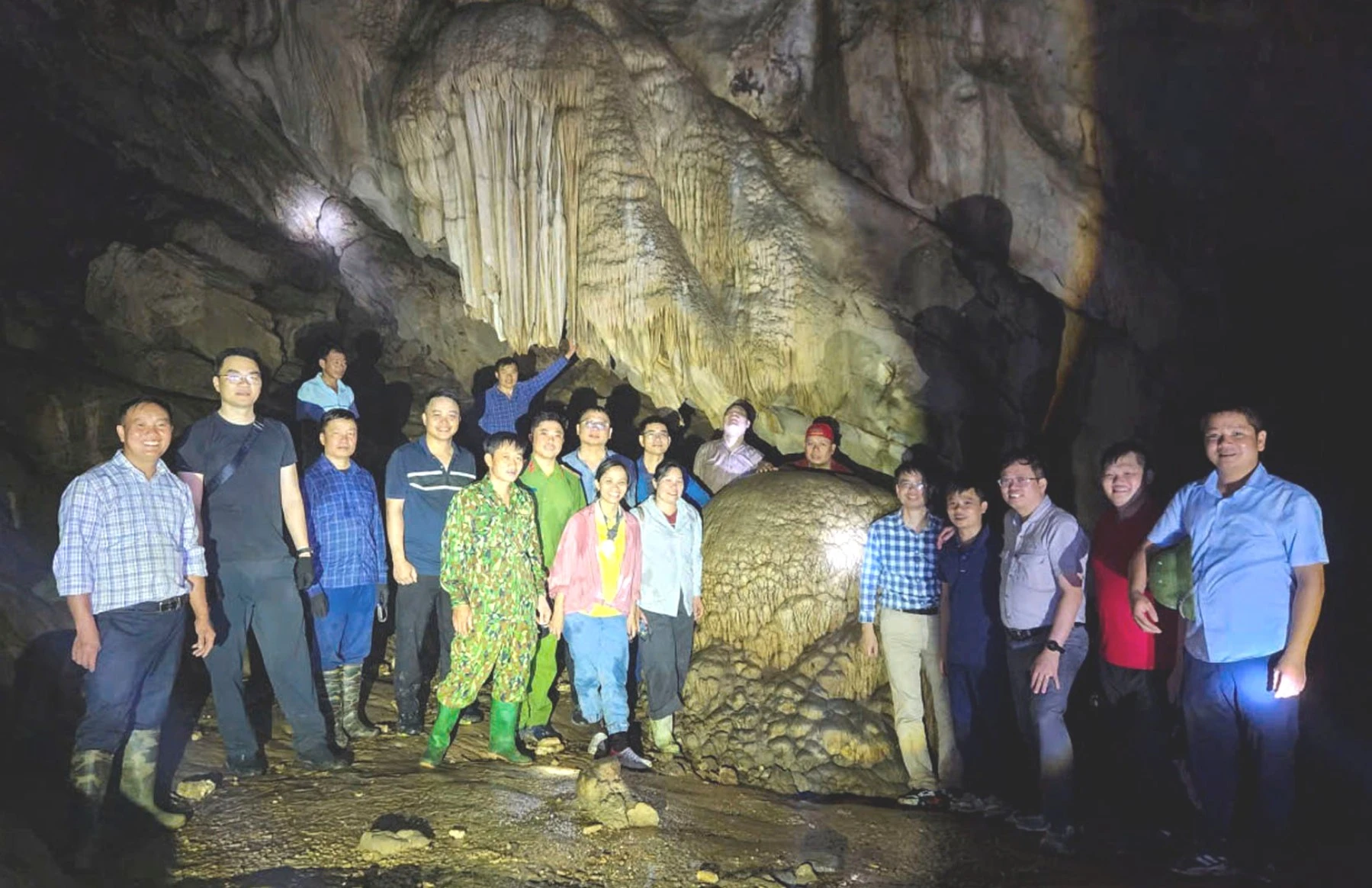 doan-khao-sat-trong-dong-lao-vang-9156.jpg