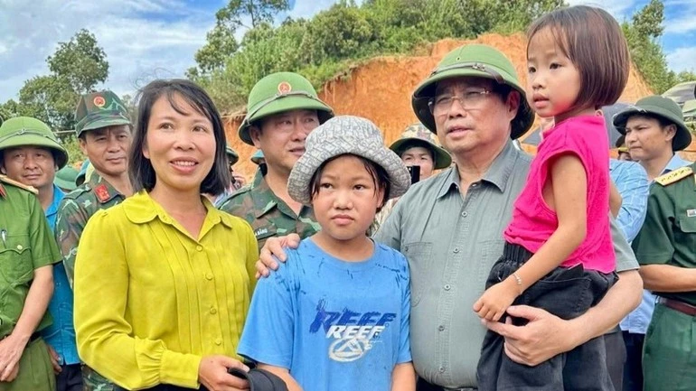 Thủ tướng Phạm Minh Chính động viên, thăm hỏi bà con nhân dân xã Tìa Dình, tỉnh Điện Biên bị thiệt hại nặng nề do thiên tai, lũ lụt.