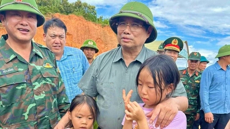 Thủ tướng Phạm Minh Chính thăm hỏi, động viên các cháu nhỏ ở xã Tìa Dình.