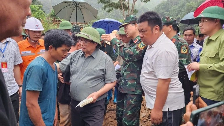 Thủ tướng Phạm Minh Chính tặng quà động viên nhân dân bản Háng Pù Xi vượt qua nỗi đau mất mát về người và tài sản do những trận mưa lũ kinh hoàng vừa qua.