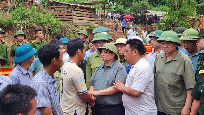 Thủ tướng Chính phủ Phạm Minh Chính thăm hỏi, động viên bà con nhân dân bản Háng Pù Xi, xã Xa Dung, tỉnh Điện Biên bị thiệt hại nặng nề do mưa lũ mấy ngày qua.