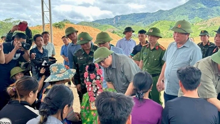Thủ tướng Phạm Minh Chính thăm hỏi bà con xã Tìa Dình sau trận mưa lũ gây hậu quả nặng nề.