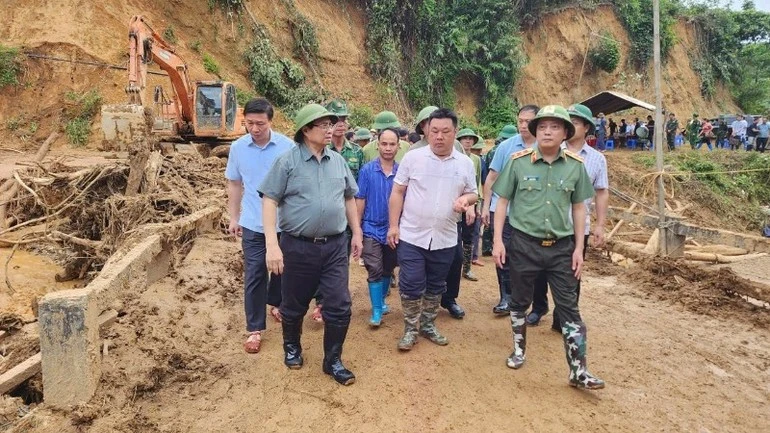Thủ tướng Phạm Minh Chính đi thị sát địa bàn bản Háng Pù Xi - nơi đang phải chịu thiệt hại nặng nề do những trận mưa lũ nghiêm trọng vừa qua.