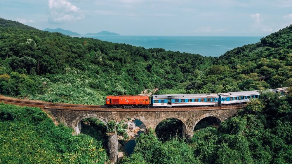 Tàu bắc-nam qua đèo Hải Vân. (Ảnh: VNR)