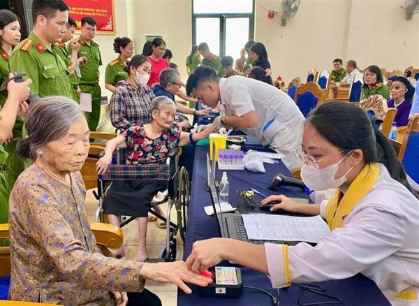 Công an tỉnh Thanh Hóa tập trung thu nhận mẫu ADN của thân nhân gia đình các liệt sĩ trên địa bàn.