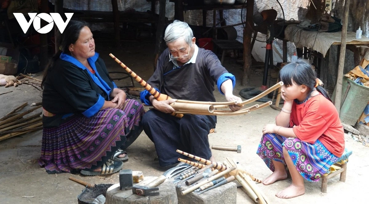 Nghệ nhân Thào Cáng Súa chế tác khèn Mông.