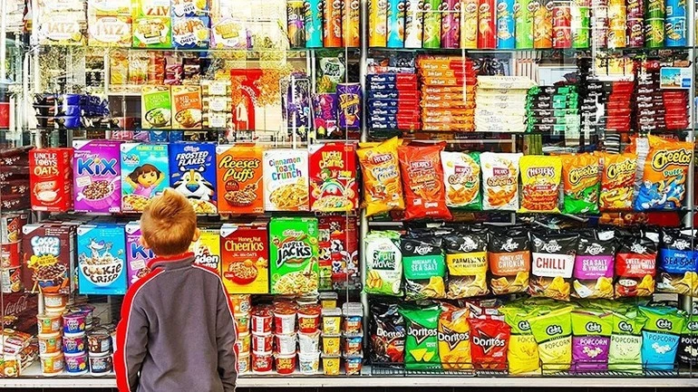 Trẻ em dễ bị ảnh hưởng bởi những chiến lược marketing về thực phẩm. (Ảnh: GETTYIMAGES)