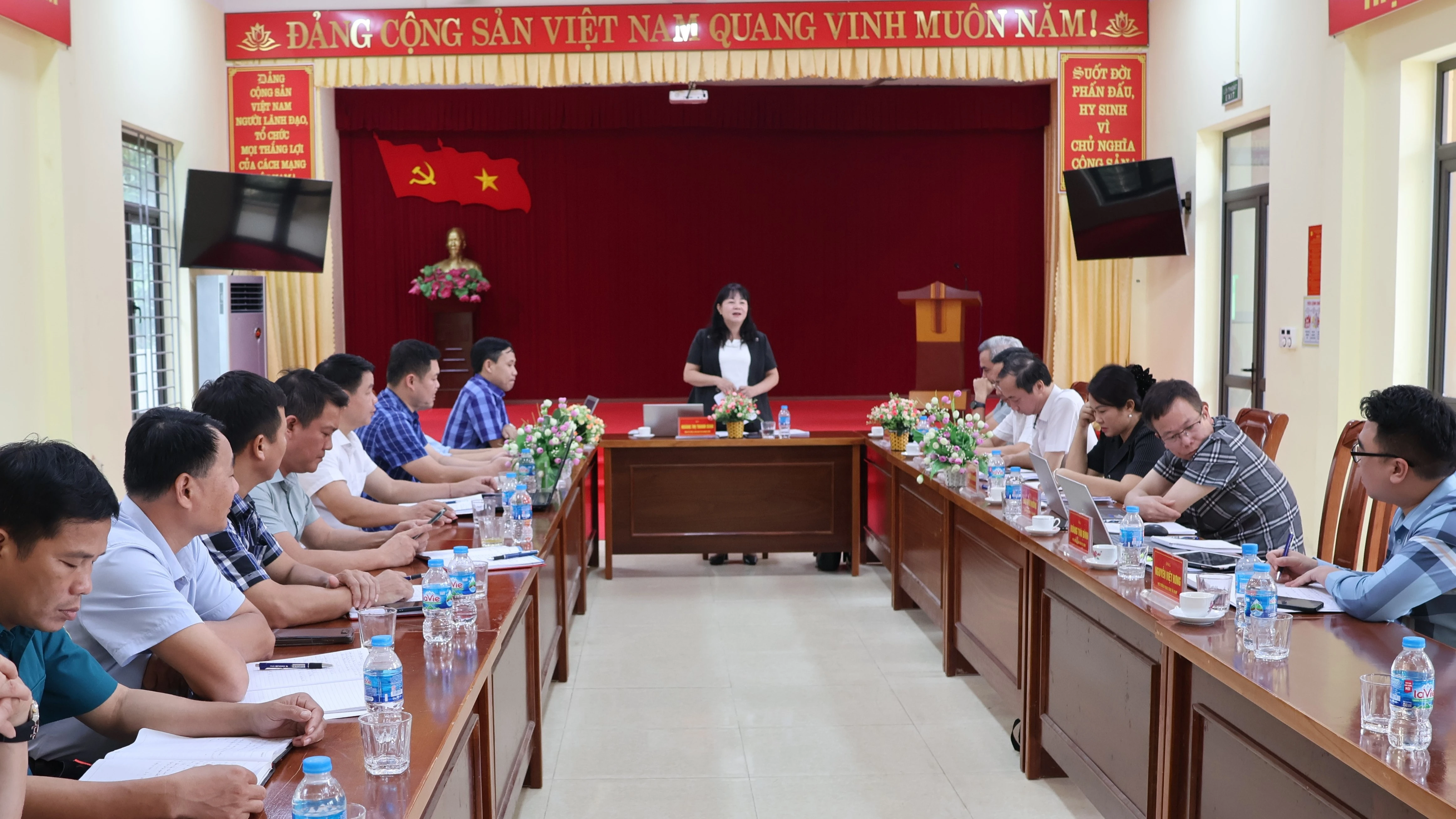 quang-canh-buoi-lam-viec.jpg