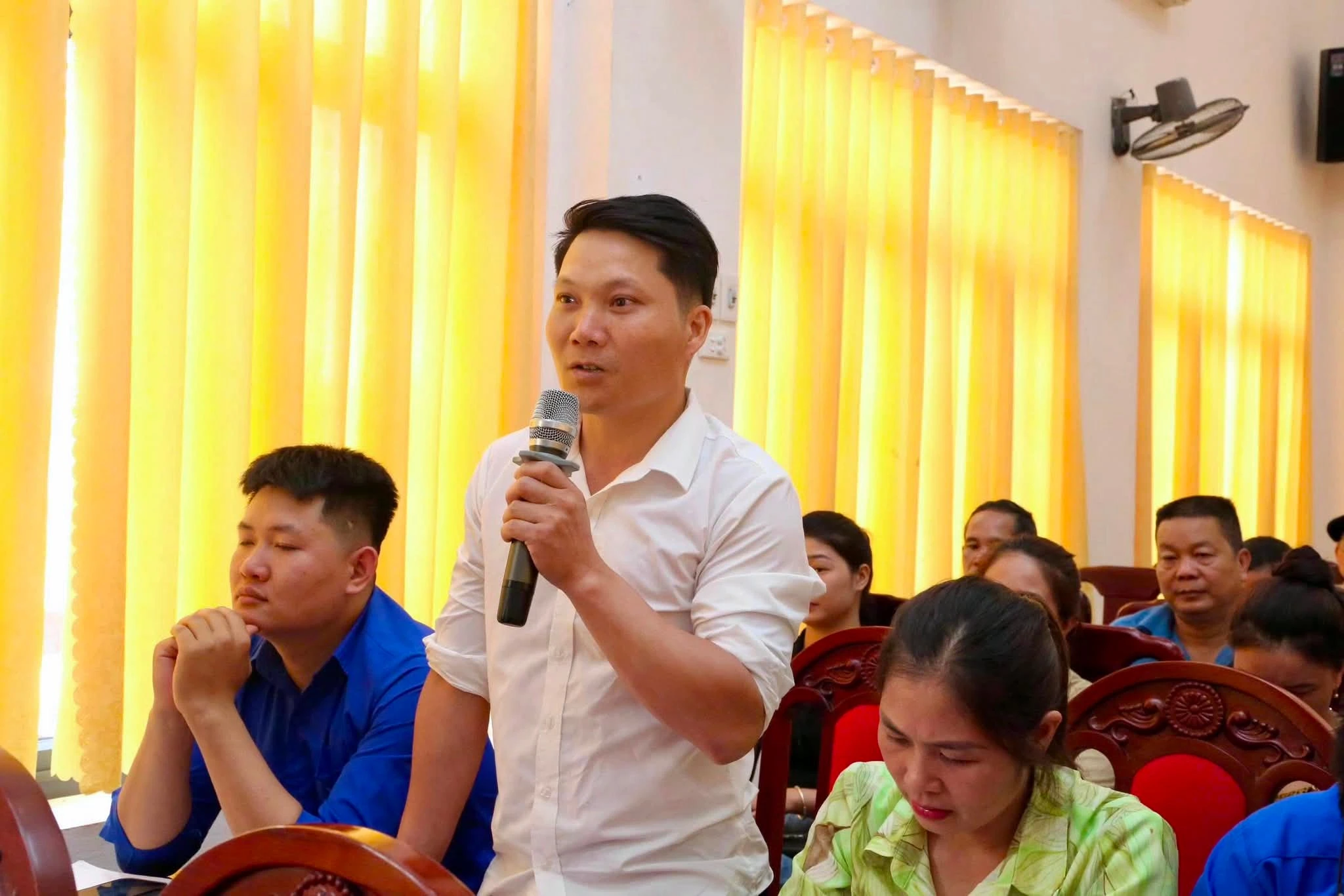dai-bieu-tham-gia-y-kien-vao-sat-nhap.jpg