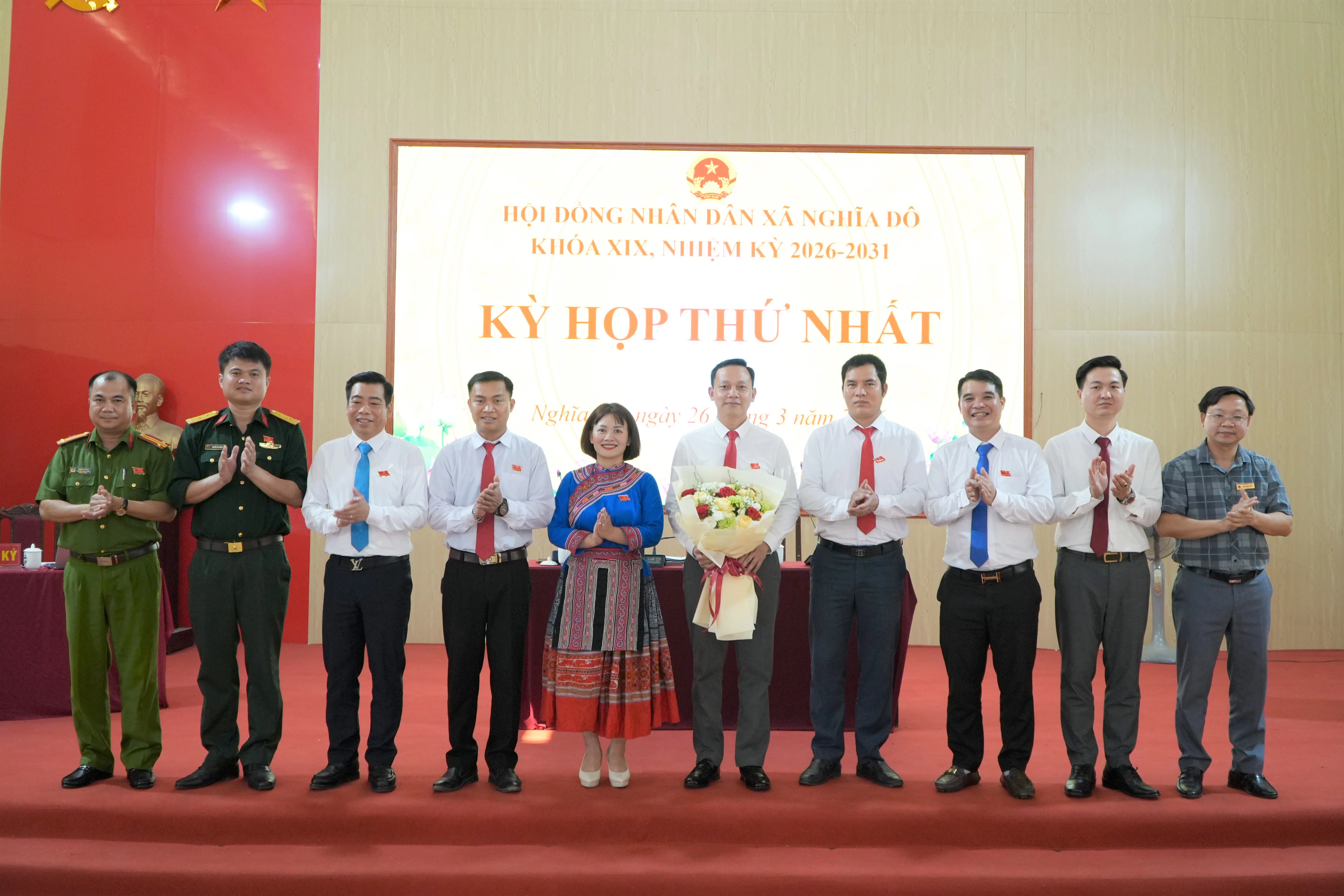 cac-dong-chi-thuong-truc-dang-uy-tang-hoa-chuc-mung-chu-tich-hdnd-pho-chu-tich-hdnd-truong-cac-ban-hdnd-xa.jpg