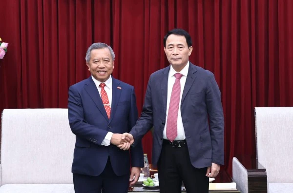 Thứ trưởng Lê Quốc Hùng chào mừng Giáo sư Boviengkham Vongdara và đoàn công tác tới làm việc với Bộ Công an Việt Nam.
