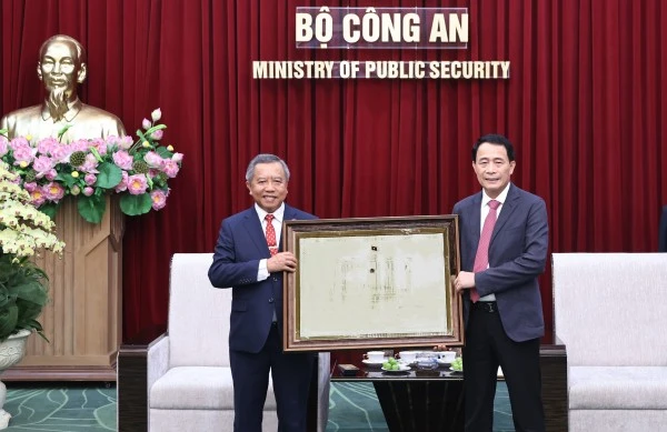 Thứ trưởng Lê Quốc Hùng tặng quà lưu niệm Giáo sư Boviengkham Vongdara.