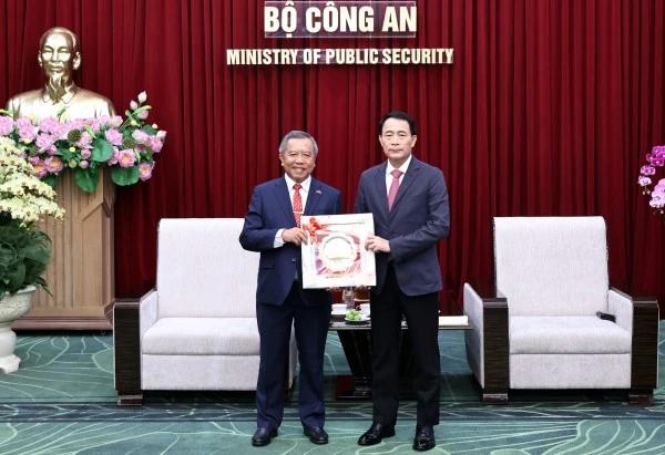 Giáo sư Boviengkham Vongdara tặng quà lưu niệm Thứ trưởng Lê Quốc Hùng.
