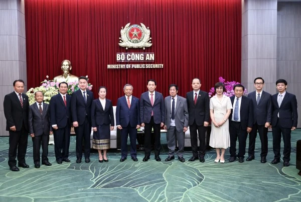 Thứ trưởng Lê Quốc Hùng và Giáo sư Boviengkham Vongdara cùng các đại biểu.
