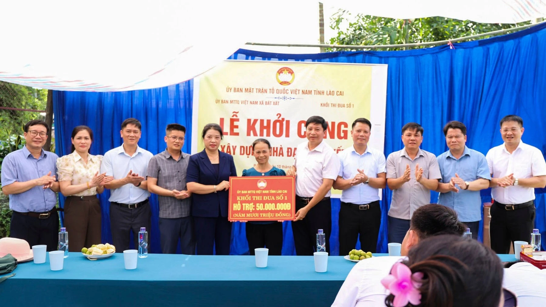 trao-ho-tro-kinh-phi-cho-gia-dinh-ba-do-thi-thuan-3094.jpg
