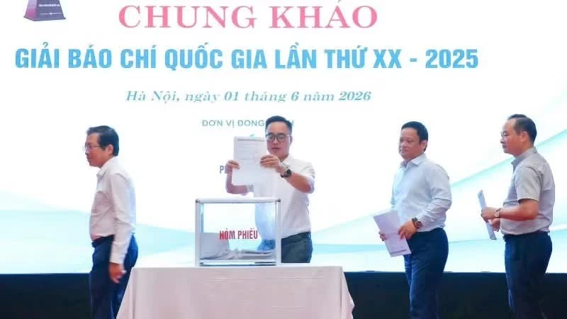 Hội đồng chung khảo bỏ phiếu lựa chọn 124 tác phẩm báo chí xuất sắc.
