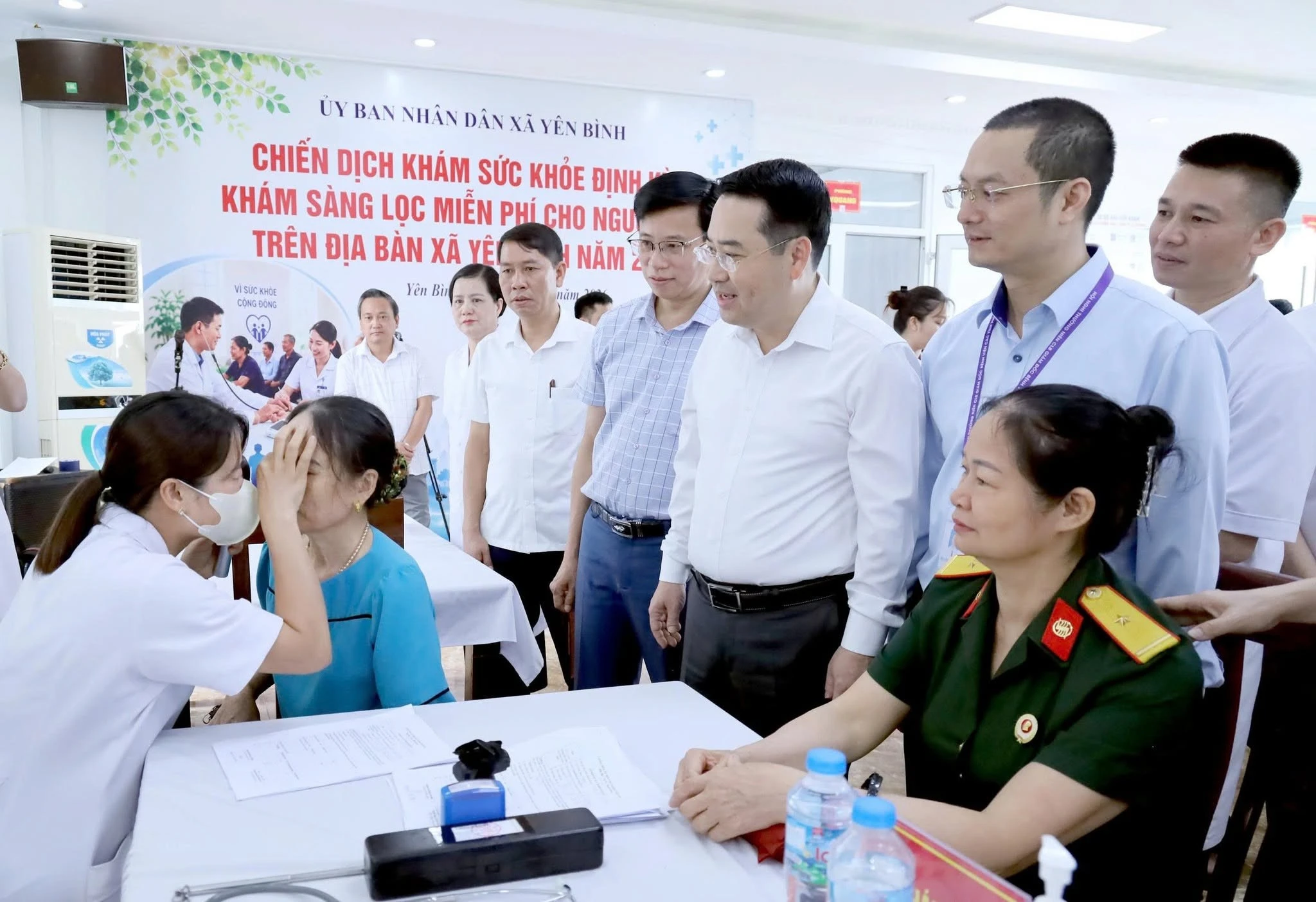 Đồng chí Chủ tịch UBND tỉnh Lào Cai Nguyễn Tuấn Anh trực tiếp kiểm tra, động viên đội ngũ y bác sĩ và người dân đến khám