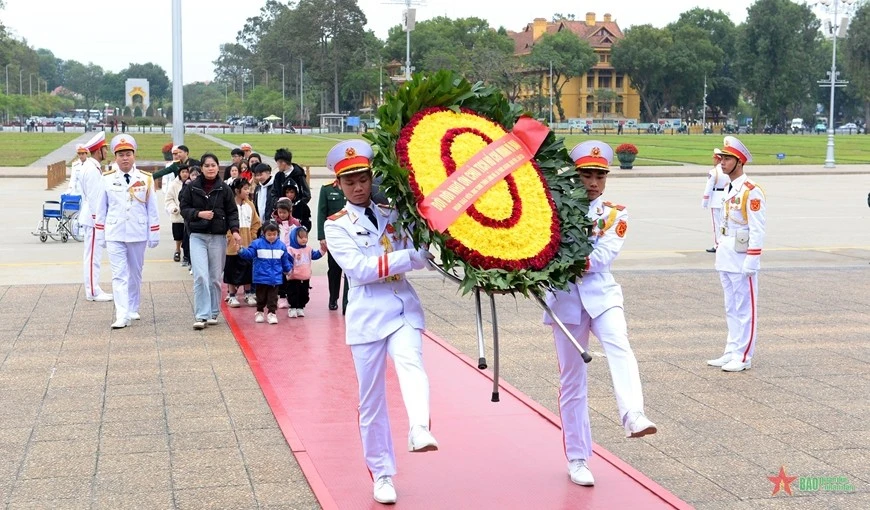 Đoàn giáo viên, học sinh vào Lăng viếng Bác.