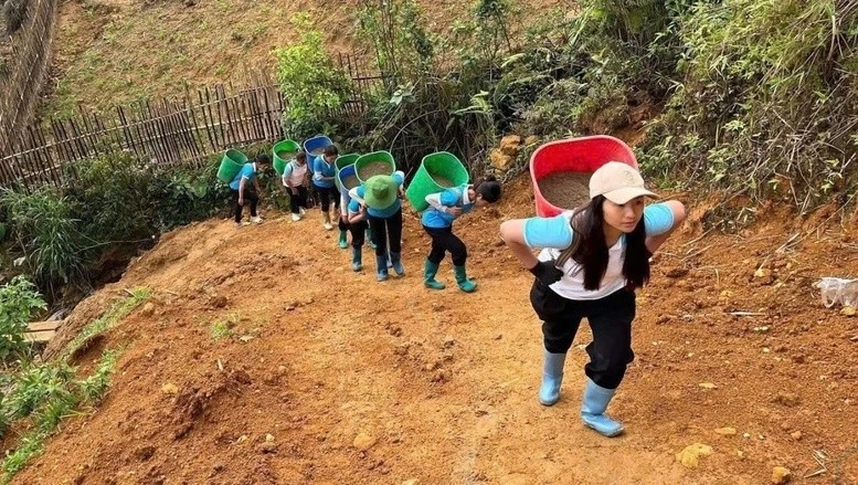 Hội viên phụ nữ tỉnh Lào Cai góp ngày công, địu cát vượt đường núi hỗ trợ xây nhà mới ở địa bàn vùng cao, giao thông khó khăn.