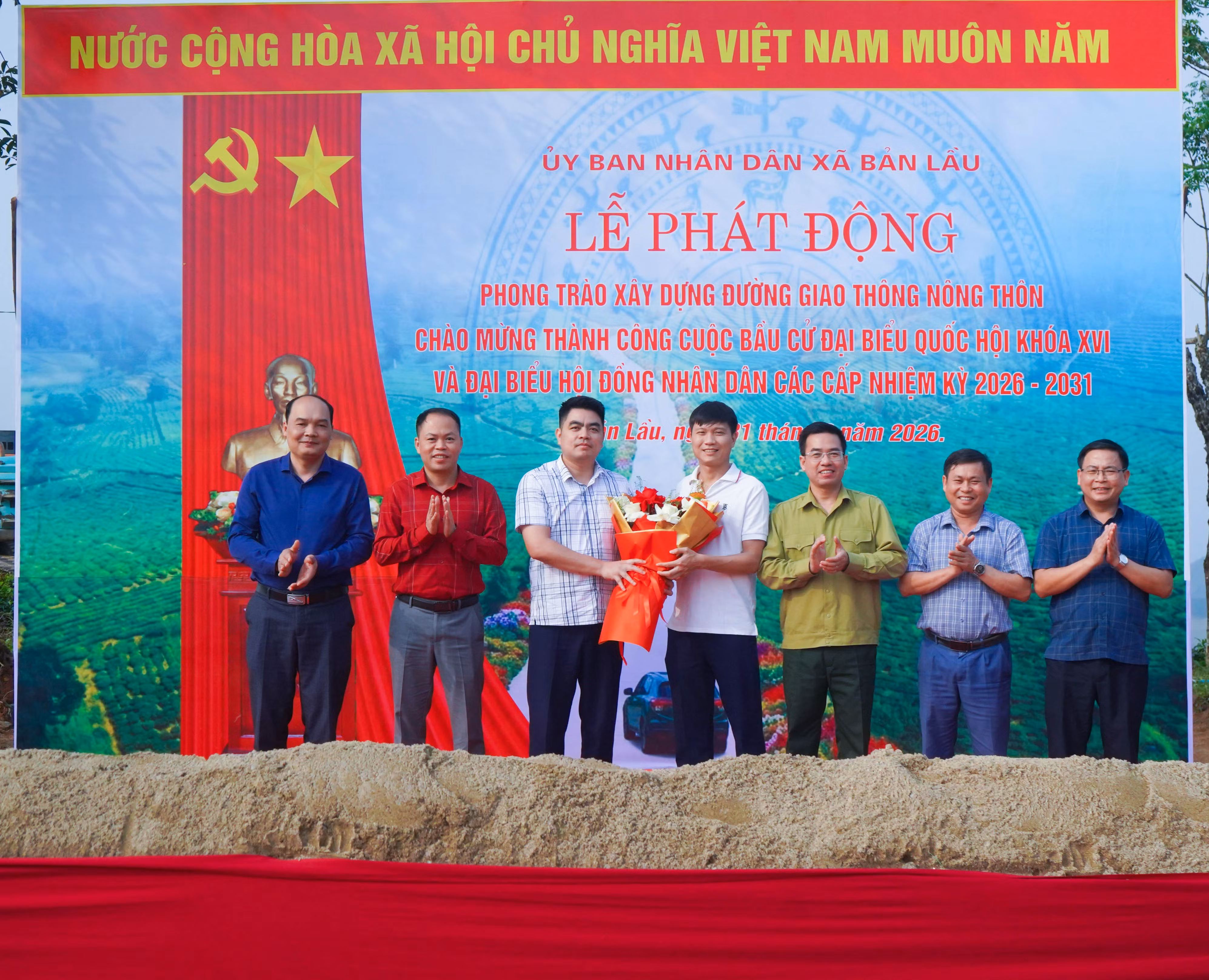 Lãnh đạo xã Bản Lầu tặng hoa đơn vị thi công.