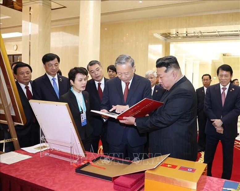 Sau khi kết thúc hội đàm, Tổng Bí thư Tô Lâm trao tặng Tổng Bí thư, Chủ tịch Quốc vụ CHDCND Triều Tiên Kim Jong Un cuốn sách ảnh "Thắm tình hữu nghị Việt Nam - Triều Tiên".