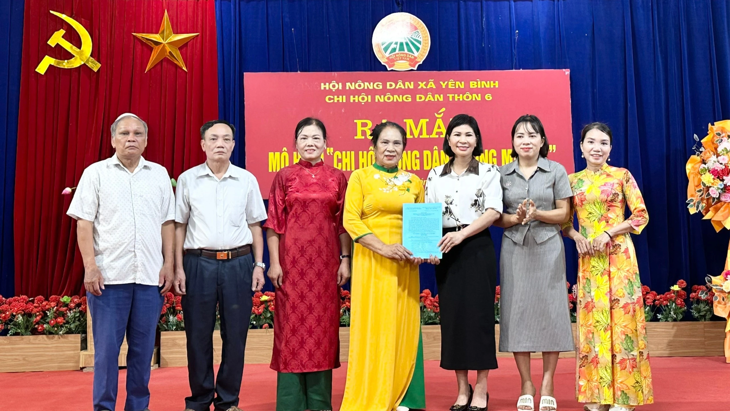 lanh-dao-hoi-nong-dan-trao-quyet-dinh-thanh-lap-clb-7297.jpg