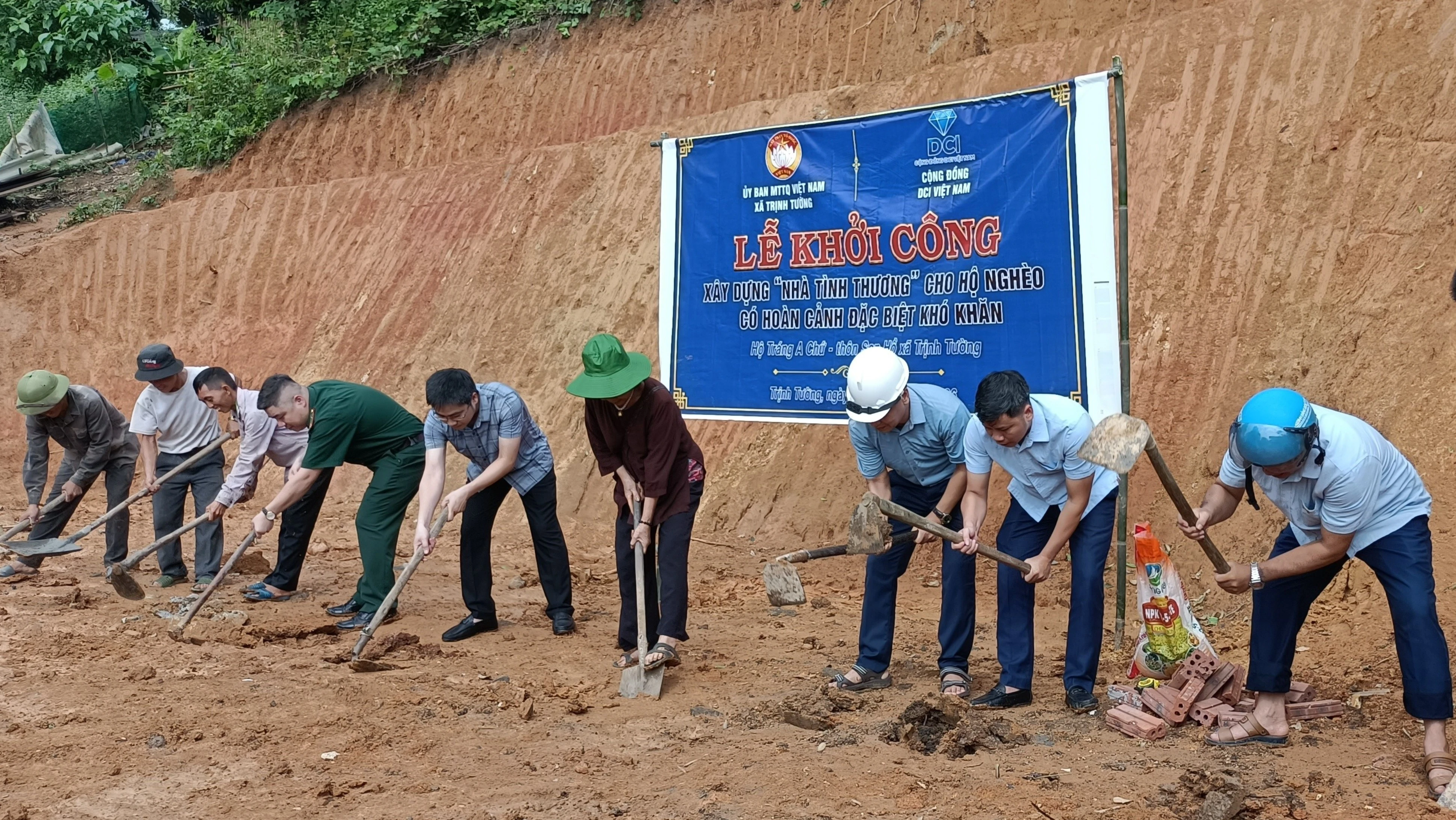 3-cac-dai-bieu-tham-gia-khoi-cong-xay-dung-nha-o-cho-ho-dan-7928.jpg