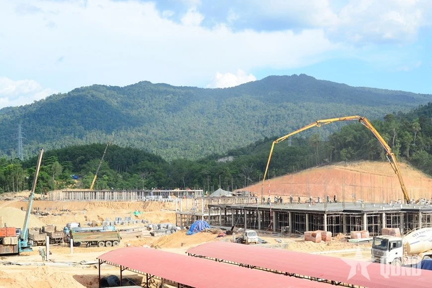 Công trường xây dựng Trường Phổ thông nội trú liên cấp Tiểu học và THCS La Dêê (xã La Dêê, Đà Nẵng) tháng 6-2026.