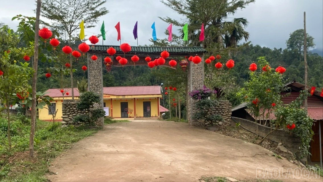baolaocai-br-khu-vuc-bau-cu-o-cac-thon-duoc-trang-hoan-long-lay.jpg
