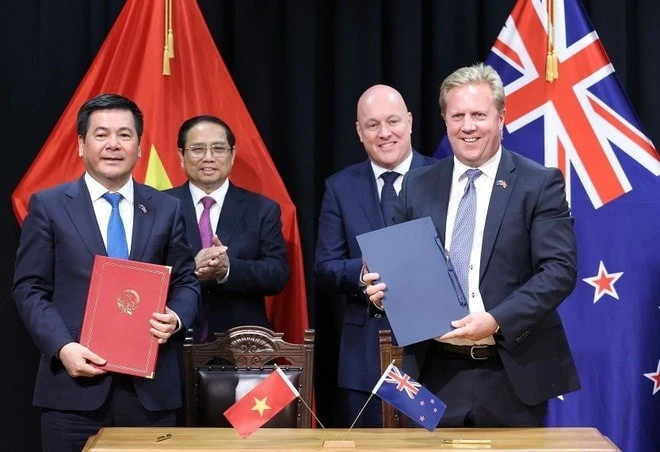 Thủ tướng Phạm Minh Chính và Thủ tướng Christopher Luxon chứng kiến Lễ ký văn kiện hợp tác giữa Bộ Công Thương Việt Nam và Bộ Ngoại giao và Thương mại New Zealand về hợp tác kinh tế, thương mại.
