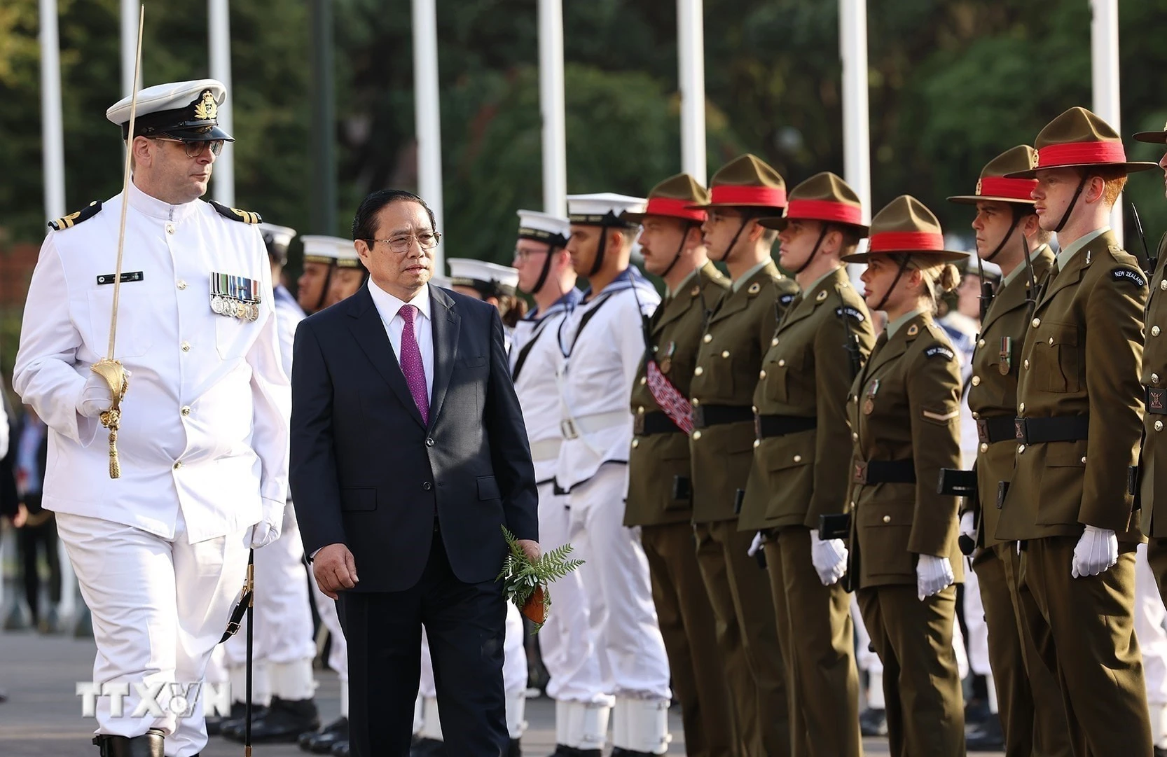 Thủ tướng Phạm Minh Chính duyệt đội danh dự New Zealand.