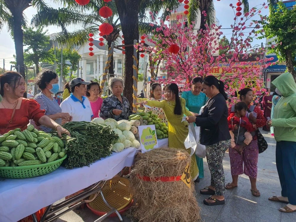 Phiên chợ Xanh- một phiên chợ rất ý nghĩa tặng nông sản trong dịp Tết tại TP. Thủ Dầu Một.