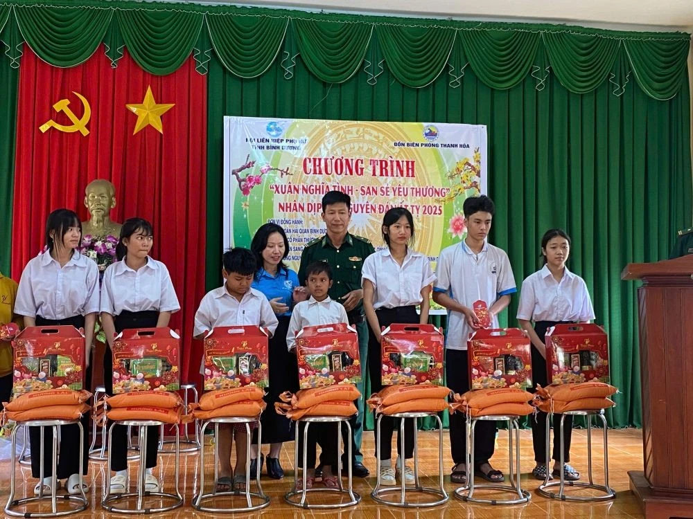 Tặng quà tết cho học sinh vùng biên giới.