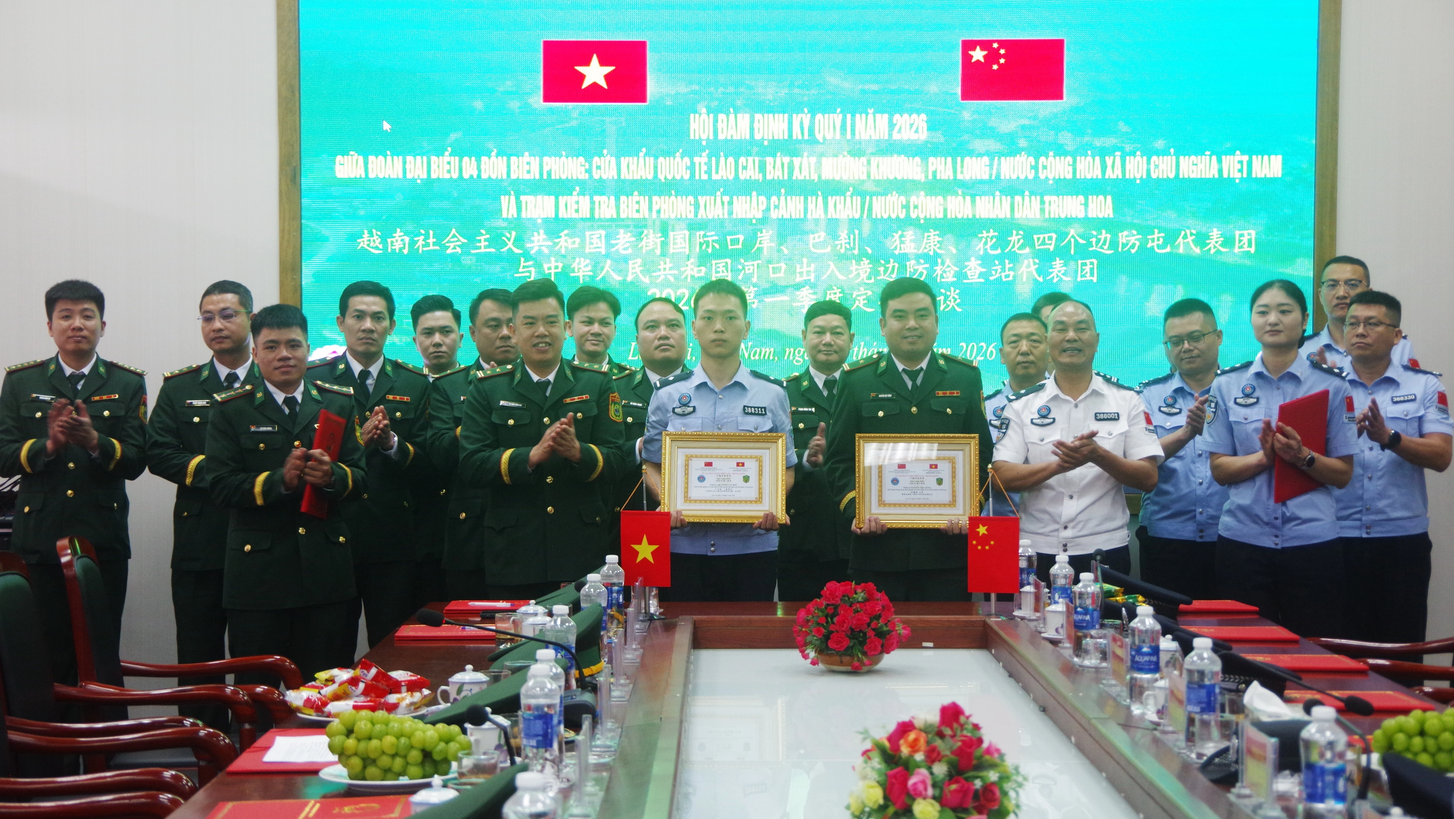 02-dong-chi-duoc-trao-danh-hieu-su-gia-huu-nghi-quy-i-nam-2026-7993.jpg