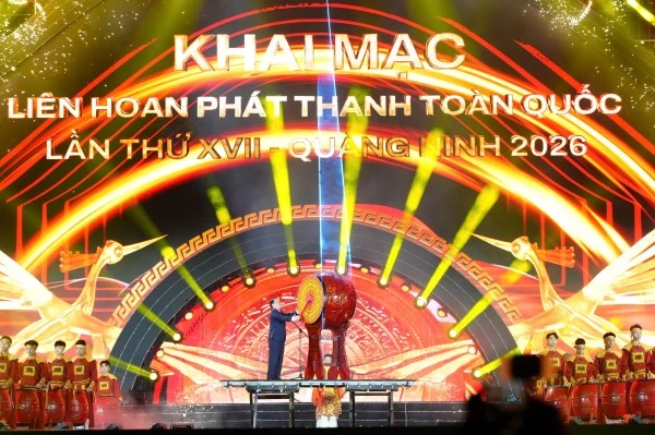 Tổng Giám đốc VOV Đỗ Tiến Sỹ đánh trống khai mạc Liên hoan Phát thanh toàn quốc lần thứ 17 năm 2026.