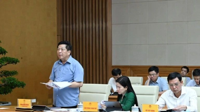 Bộ trưởng Xây dựng Trần Hồng Minh phát biểu ý kiến tại cuộc họp.