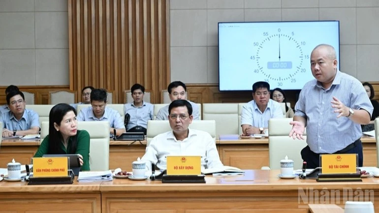 Đại diện lãnh đạo Bộ Tài chính phát biểu ý kiến tại cuộc họp.
