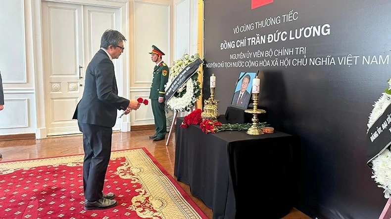 Đại diện Đại sứ quán Indonesia vào viếng.