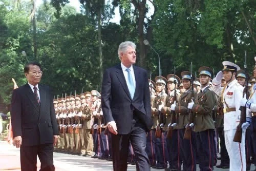 Nguyên Chủ tịch nước Trần Đức Lương đón Tổng thống Mỹ Bill Clinton - Tổng thống Mỹ đầu tiên thăm Việt Nam sau khi hai nước bình thường hóa quan hệ ngoại giao.