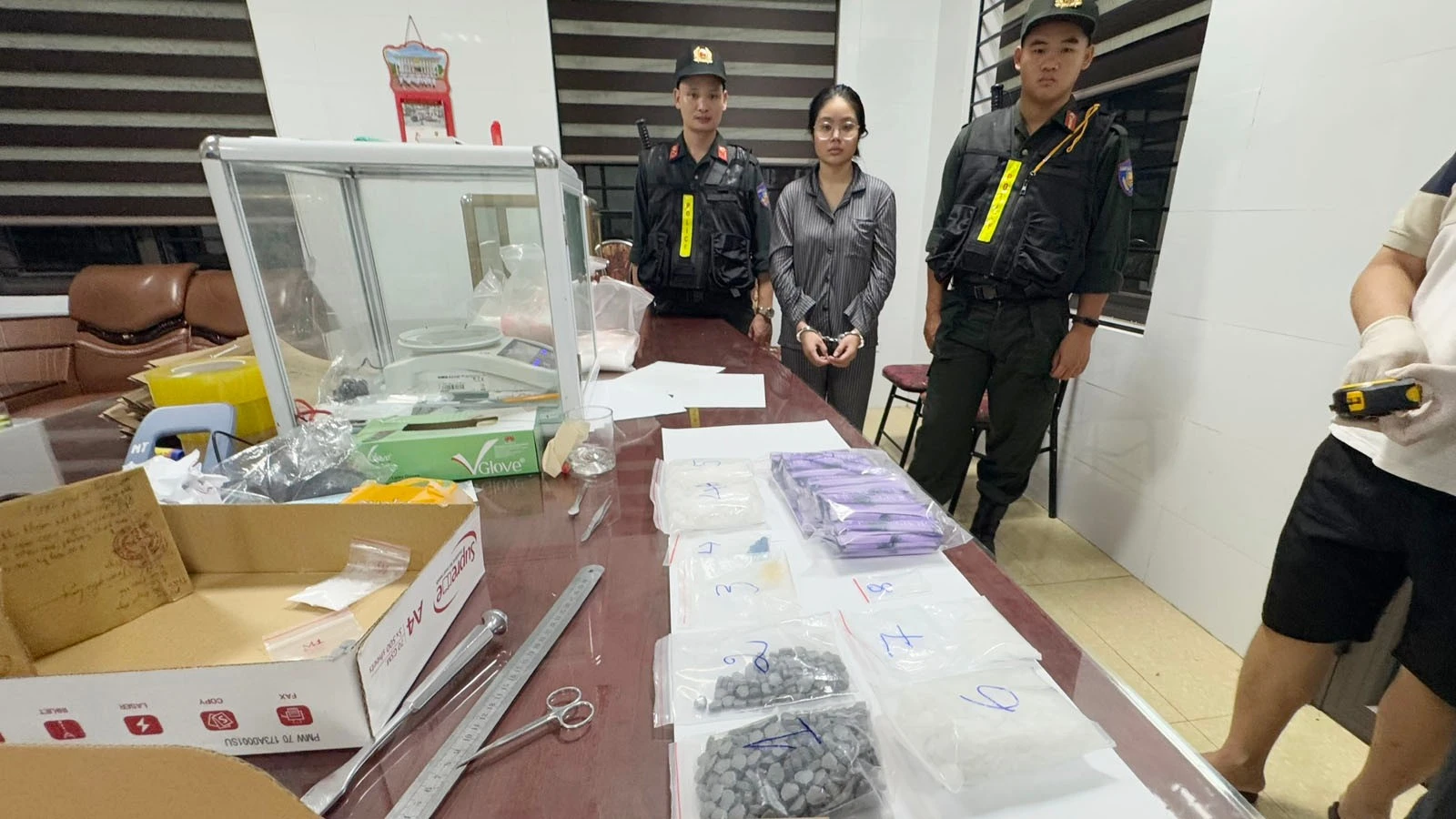 anh-4-bat-giu-doi-tuong-dinh-thuy-nga-cung-nhieu-tang-vat-co-lien-quan-3.jpg