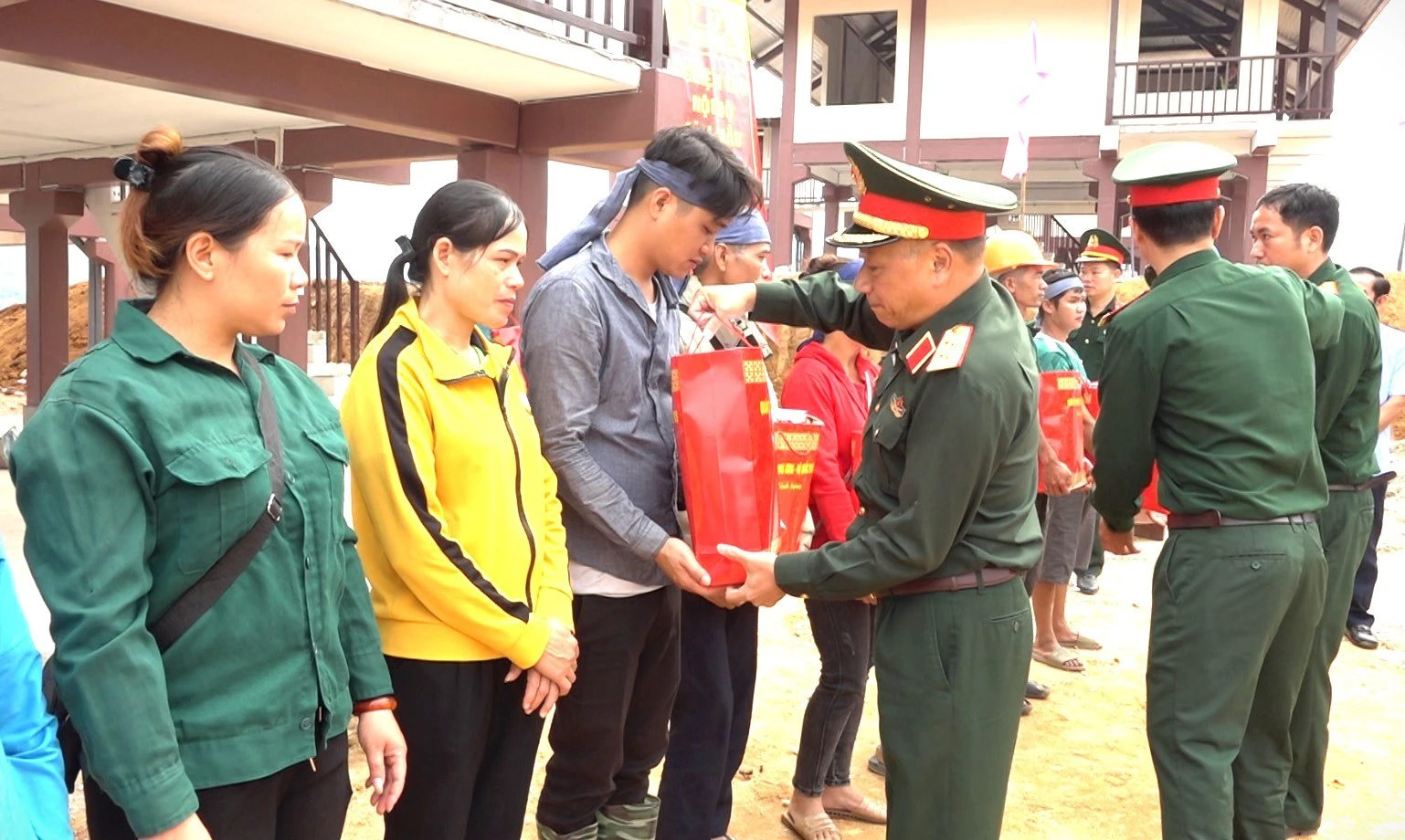 trung-tuong-le-quang-minh-pho-chu-nhiem-tong-cuc-chinh-tri-quan-doi-nhan-dan-viet-nam-tang-qua-cho-nhan-dan-thon-lang-nu.jpg
