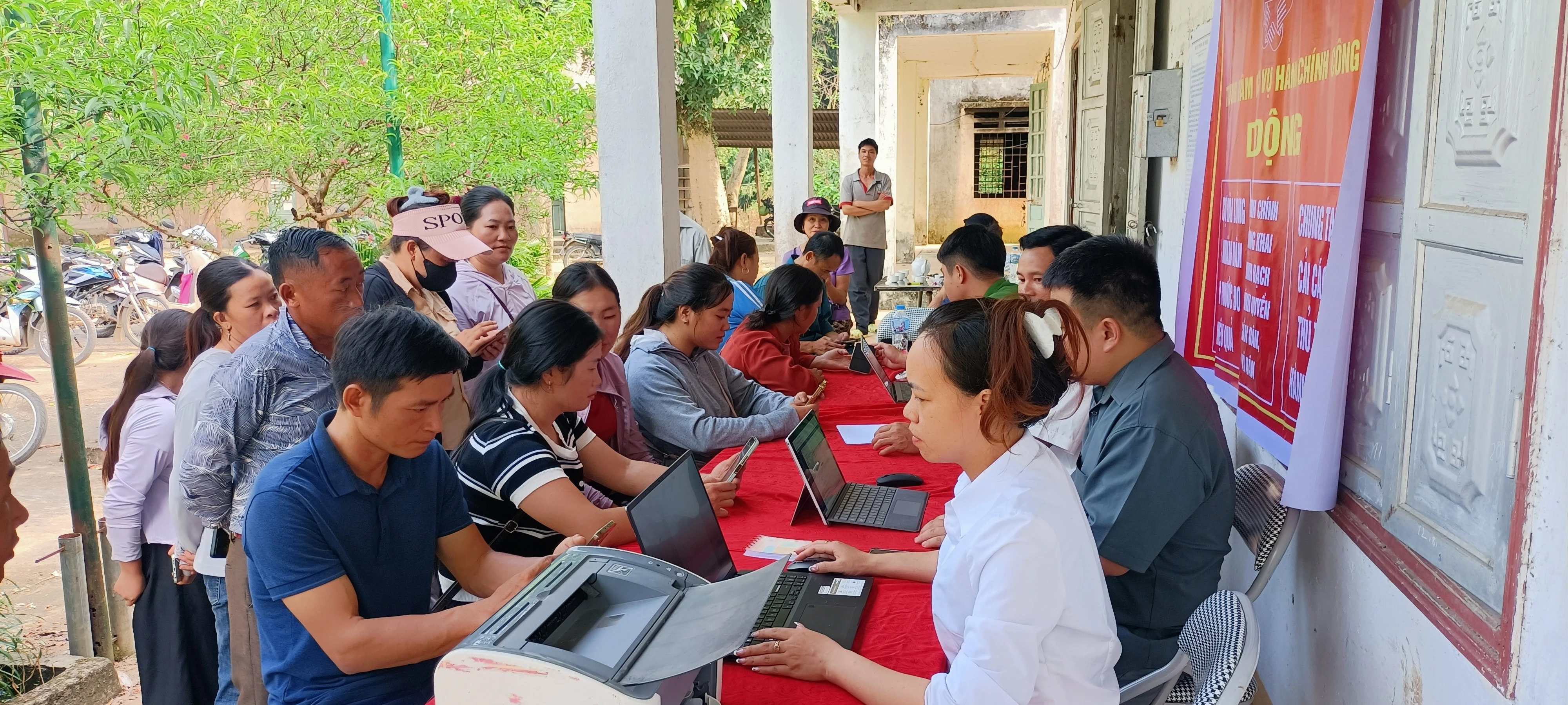 4-truc-tiep-giai-quyet-thu-tuc-hanh-chinh-tai-thon-vi-kem.jpg