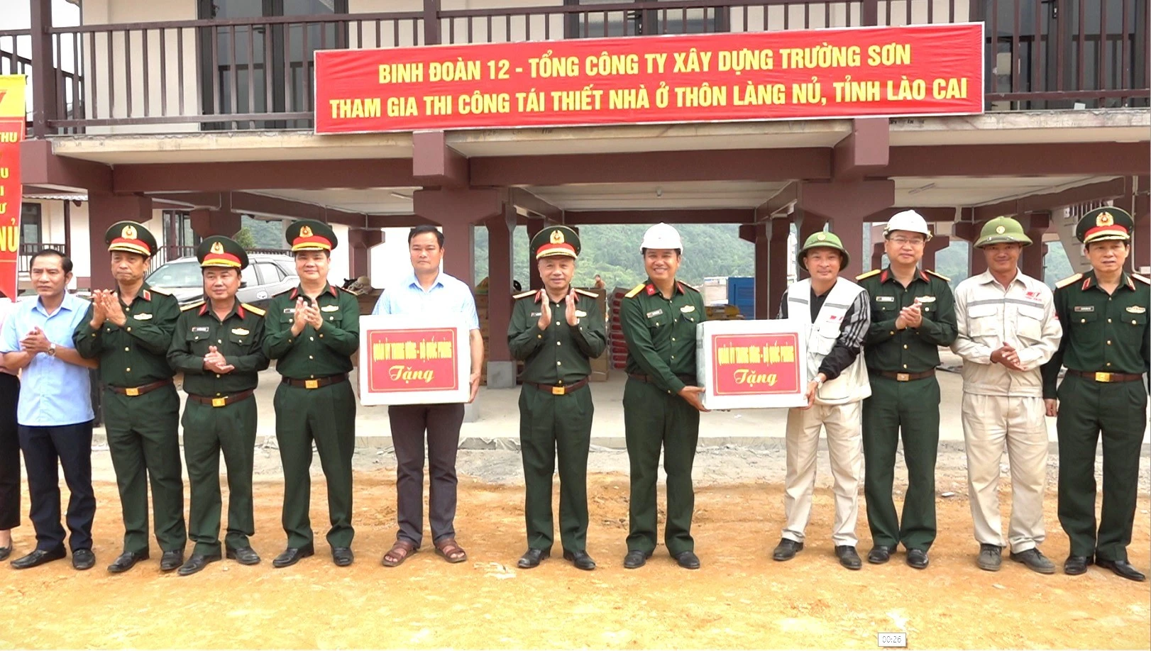 quan-uy-trung-uong-bo-quoc-phong-tang-qua-nhan-dan-thon-lang-nu-va-binh-doan-12.jpg