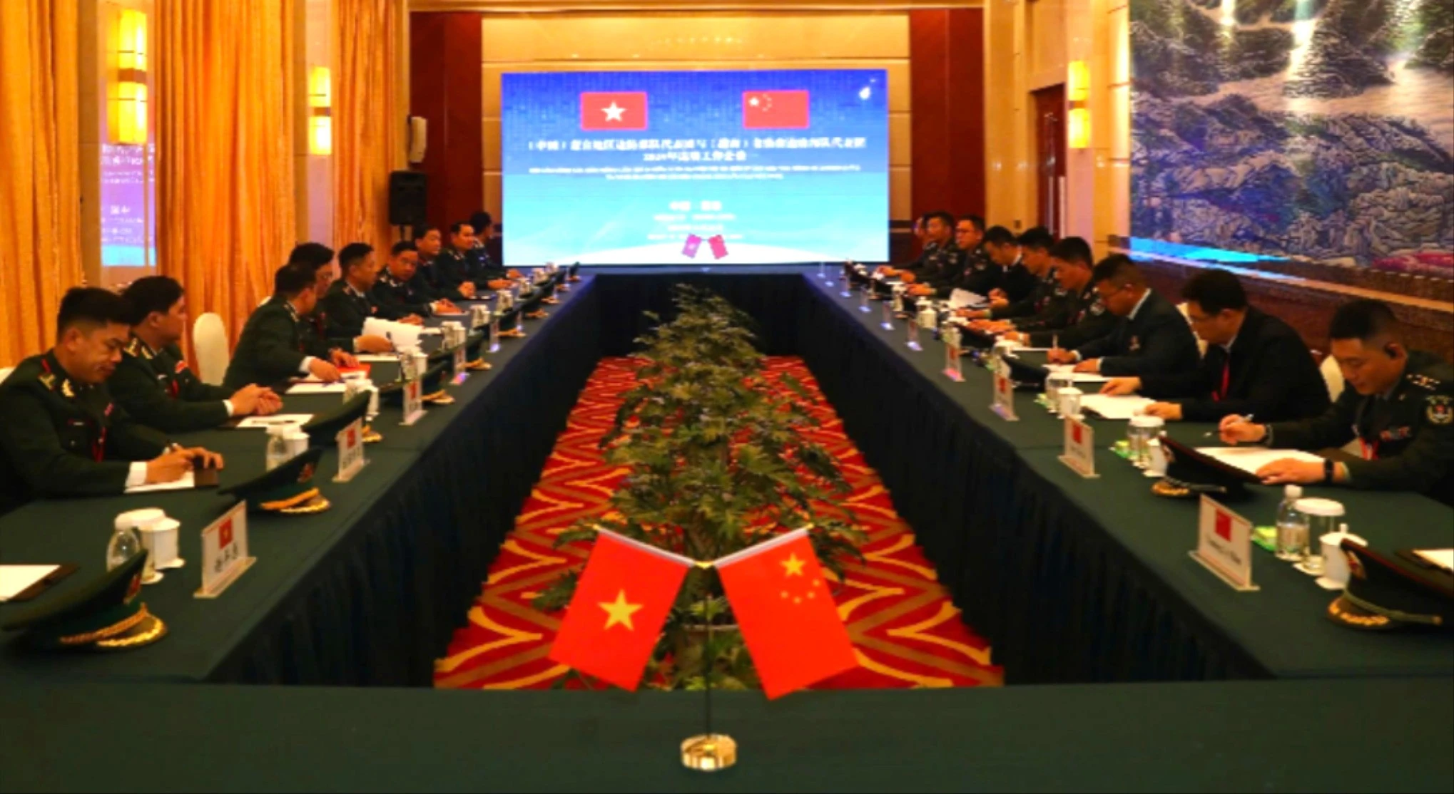quang-canh-buoi-hoi-dam-tai-thanh-pho-mong-tu-7151-3100.jpg