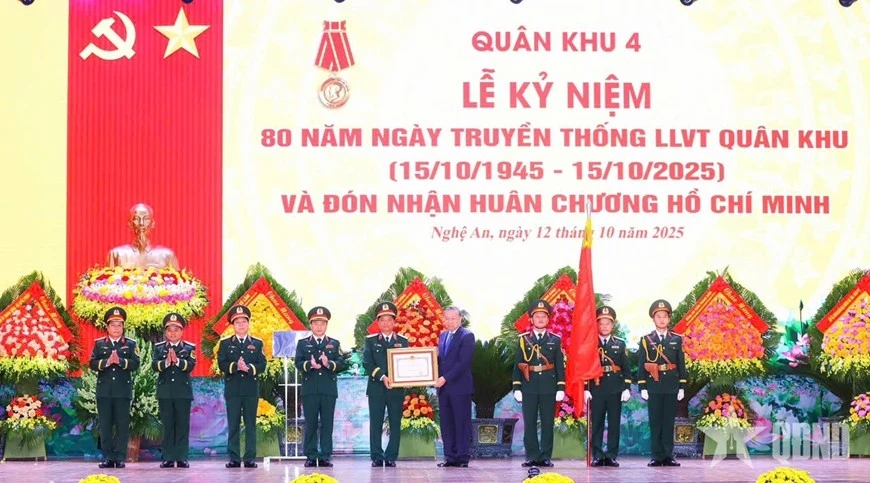 Tổng Bí thư Tô Lâm trao Huân chương Hồ Chí Minh tặng LLVT Quân khu 4.