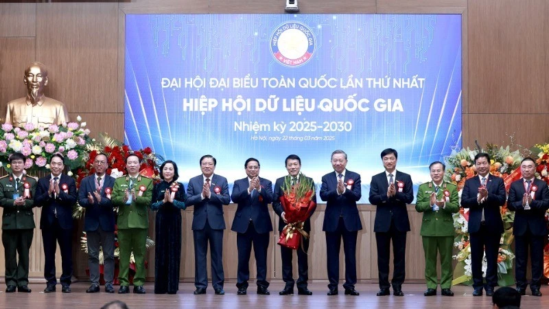 Tổng Bí thư Tô Lâm và Thủ tướng Phạm Minh Chính chúc mừng Ban Thường vụ Hiệp hội Dữ liệu quốc gia nhiệm kỳ 2025-2030.