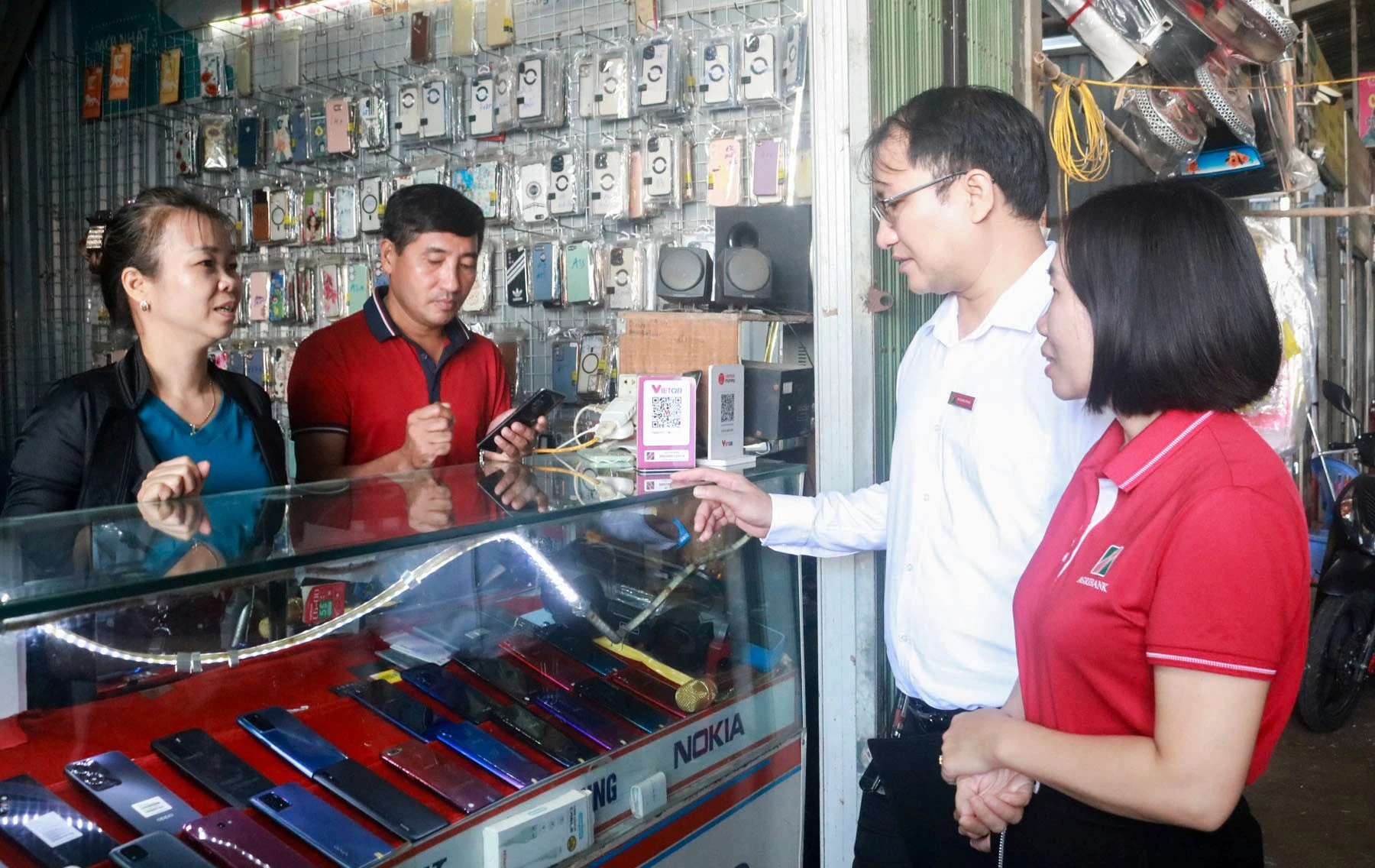 can-bo-ngan-hang-agribank-huong-dan-nguoi-dan-su-dung-dich-vu-thanh-toan-khong-dung-tien-mat-4688.jpg